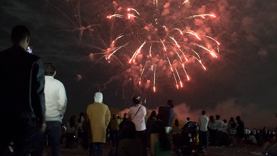 crowd-watching-fireworks