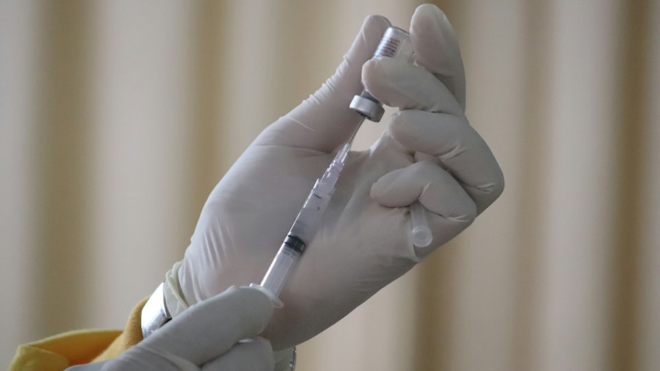 image-of-gloved-hand-hold-syringe-and-vaccine