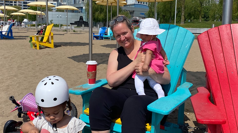 mother-sits-with-her-two-young-children-at-harbourfront