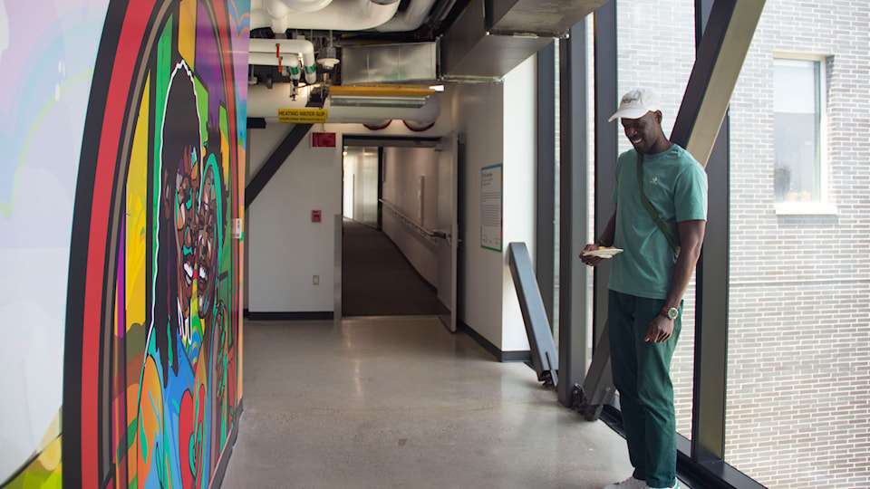 phillip-saunders-looking-at-mural-for-first-time