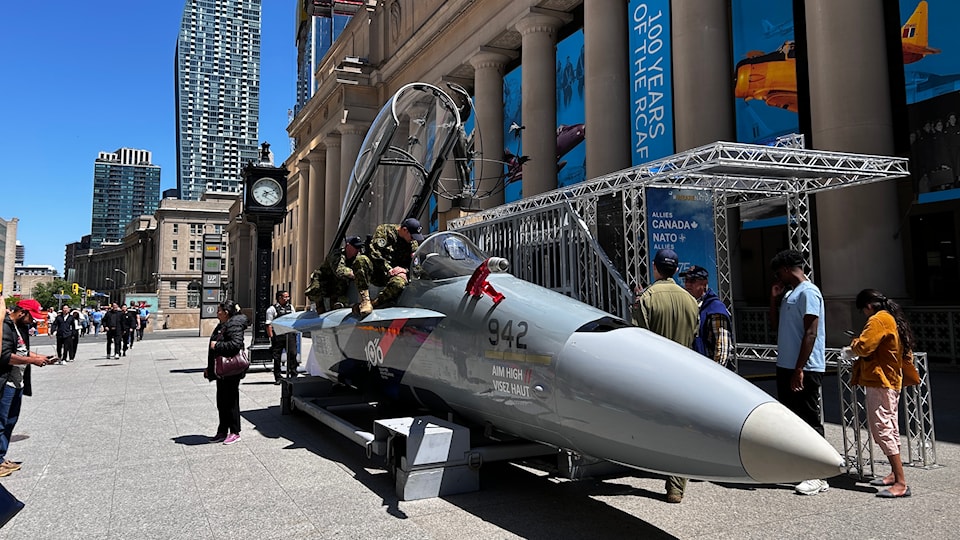 side-angle-cf18-cockpit