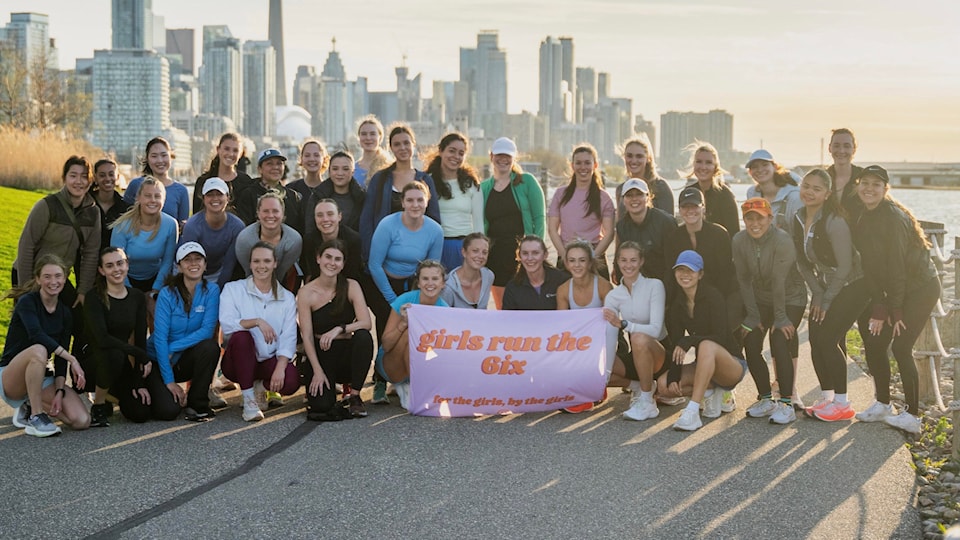 women-running-group-photo