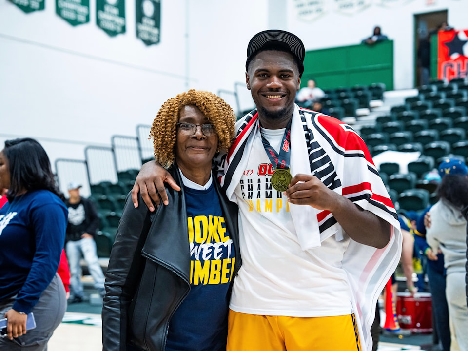 jamani-barrett-smiling-with-family-member